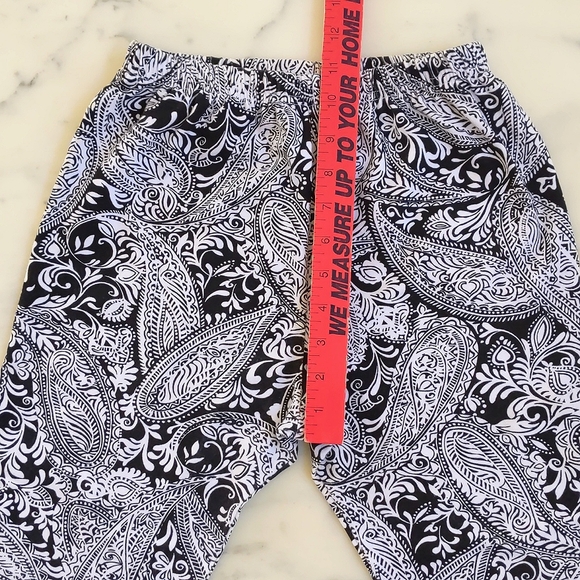 NWOT. Victoria Secret Cotton and Lycra Leggings with Black/White Paisley Pattern - Picture 2 of 5